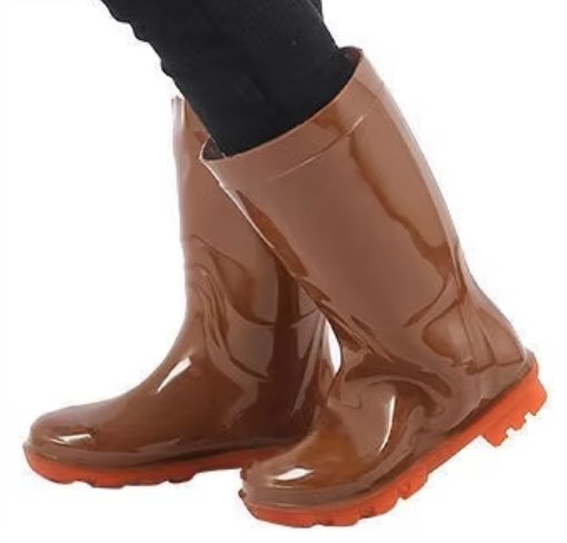 94864b81-d51a-4dbf-be62-efed053f0847_botas-de-jardim-em-pvc-resistentes‑à‑água-e‑transpiráveis-com-acabamento-brilhante‑marrom_sola-laranja‑de‑alta‑resistência.png