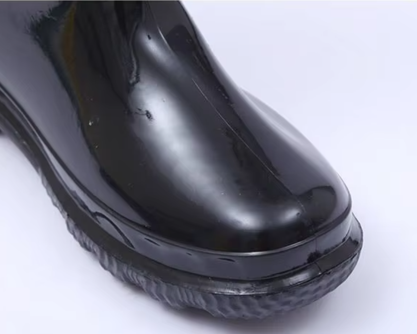 a092bfdc-7822-4703-8756-0930a4d9c5b3_close‑up-of-rounded-toe-cap-on-glossy-black-warm-pvc-waterproof-work-boot.png